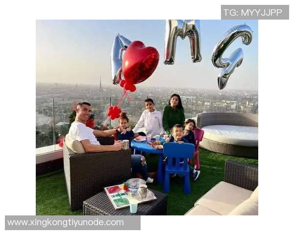 C罗与乔治娜海滨度假时光甜蜜瞬间尽显性感魅力与家庭温馨